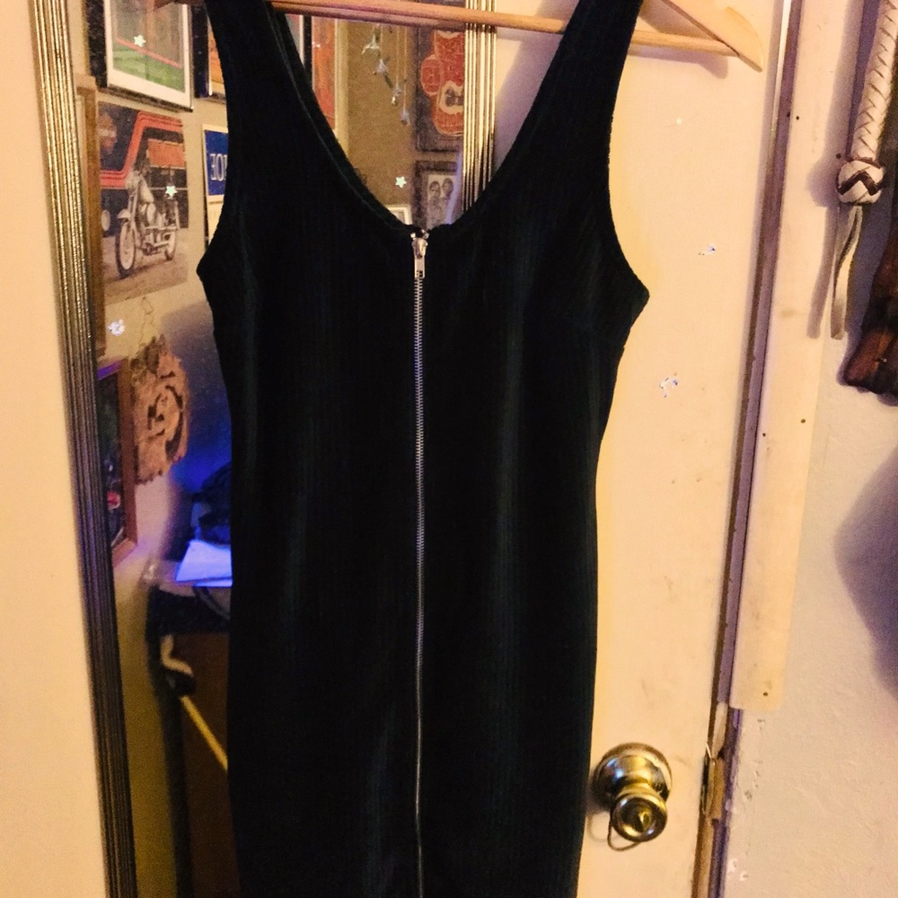Woman’s dress size M. Love the thick straps and the zipper completely unzips.